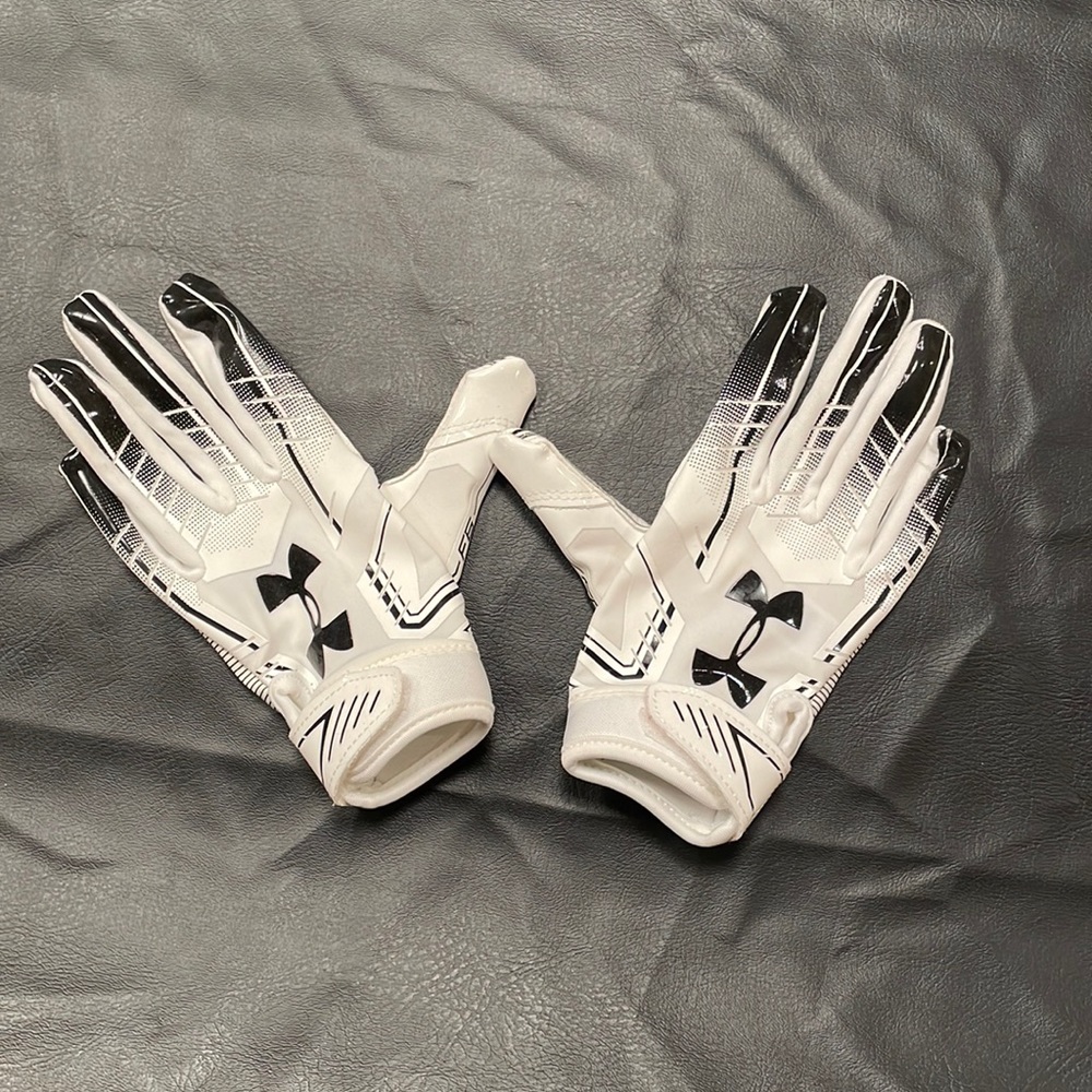 Like new Under Armour Boys’ Football Gloves in Medium